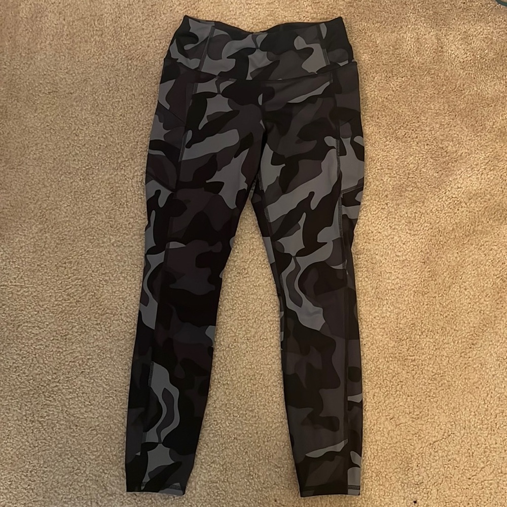 Athleta 7/8 camo leggings